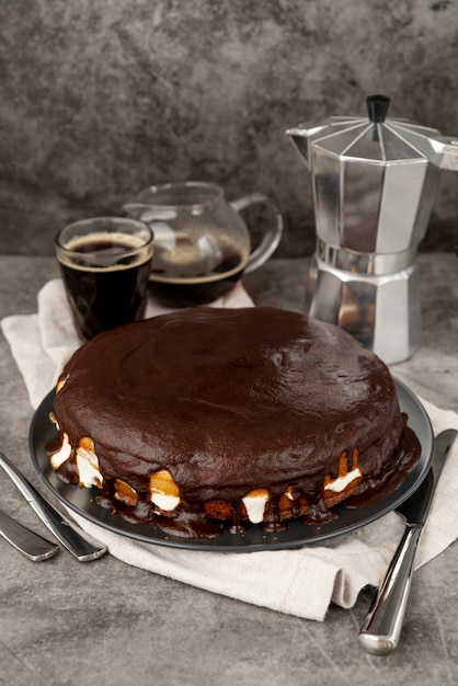 Шоколадный торт со свежим кофе