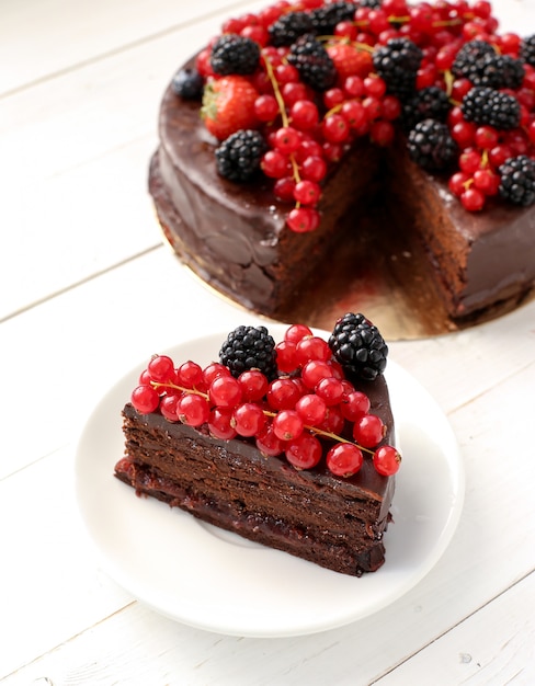 Free photo chocolate cake with red and black currant