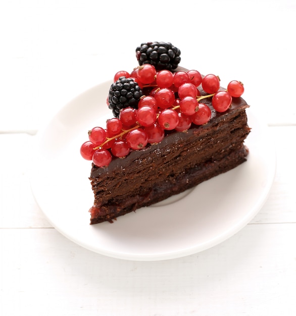 Free photo chocolate cake with red and black currant
