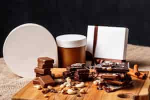Бесплатное фото Шоколадные конфеты корица и орехи на деревянный стол.