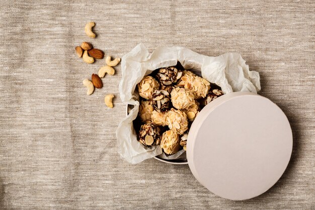 チョコレート菓子と荒布を着たナッツ