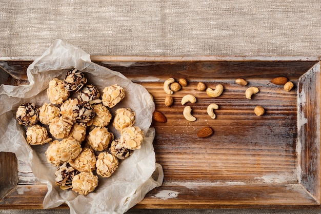 Foto gratuita caramelle e noci di cioccolato su tela di sacco