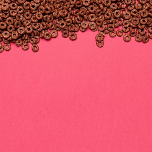 Foto gratuita ciclo di cereali al cioccolato con sfondo spazio copia