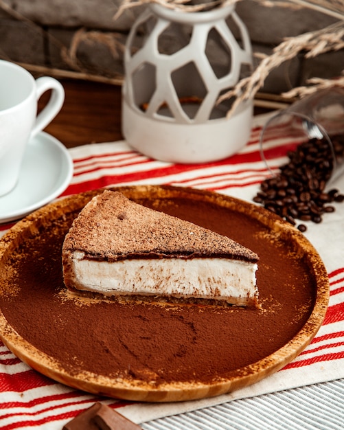 Foto gratuita cheesecake al cioccolato vista laterale