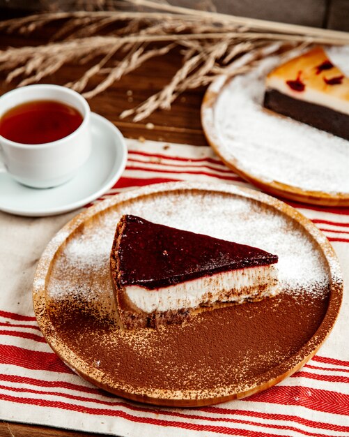 Foto gratuita cheesecake al cioccolato con vista laterale del tè