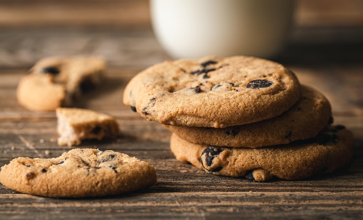 Free Photo chocolate chip cookies close up on a wooden background