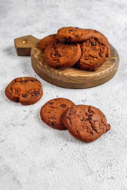 Biscotti senza glutine con gocce di cioccolato.