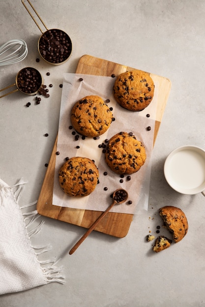 Foto gratuita vista dall'alto della disposizione dei biscotti con gocce di cioccolato