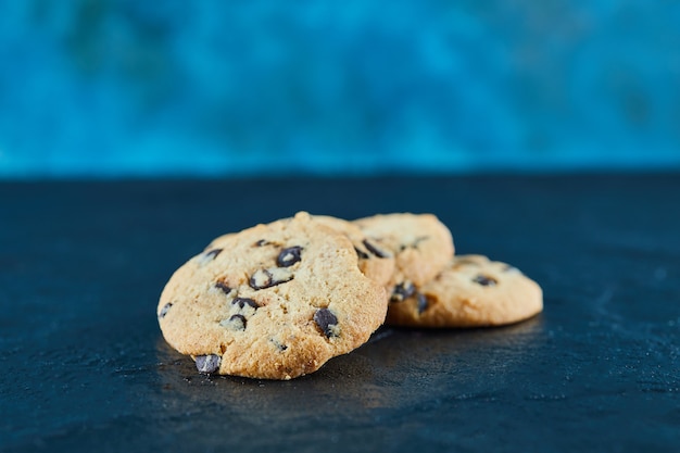 Biscotti di pepita di cioccolato su una superficie di marmo