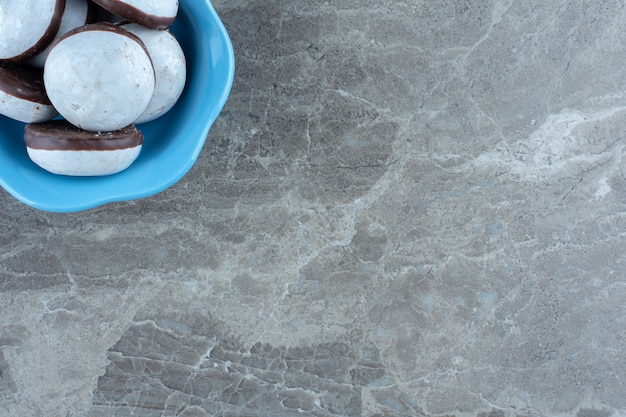 Foto gratuita biscotti al cioccolato in ciotola blu. top vie di biscotti fatti in casa.