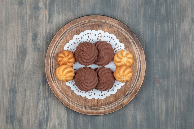 Foto gratuita biscotti al cioccolato e biscotti con sesamo