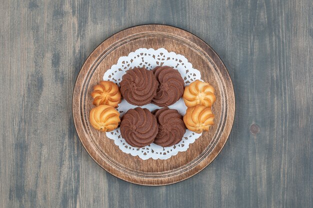 Chocolate cookies and cookies with sesame