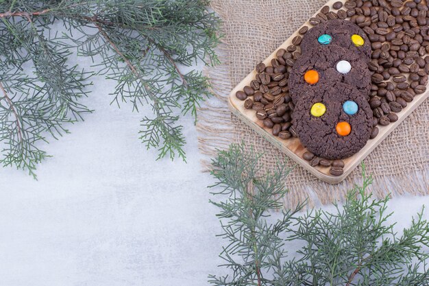 Biscotti al cioccolato decorati con caramelle e chicchi di caffè.