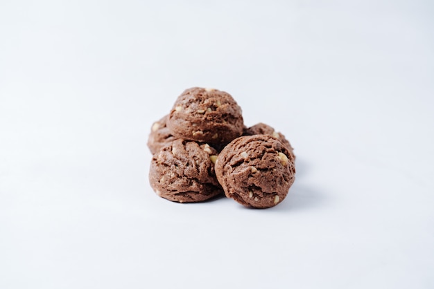 Шоколадное печенье с арахисом