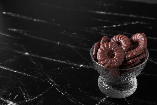 Шоколадное печенье в стеклянной чашке.
