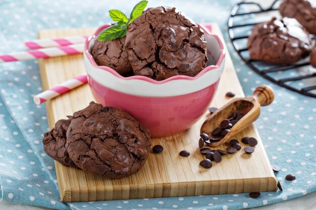 Шоколадное печенье в миске