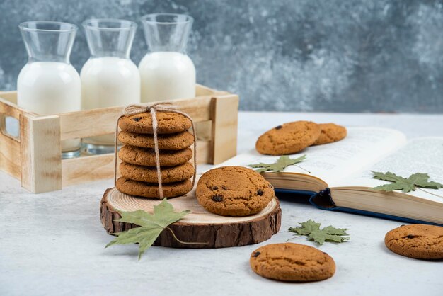 Chocolate cookies in rope on a wooden board.