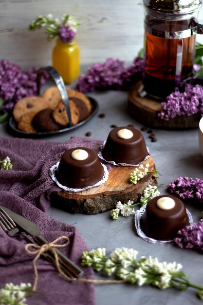 Chocolate and cookies with black tea