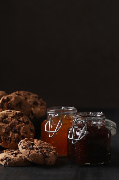 Free photo chocolate cookies with chocolate chips