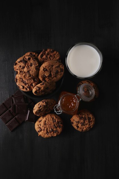 Free photo chocolate cookies with chocolate chips