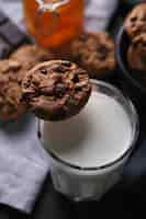 Free photo chocolate cookies with chocolate chips