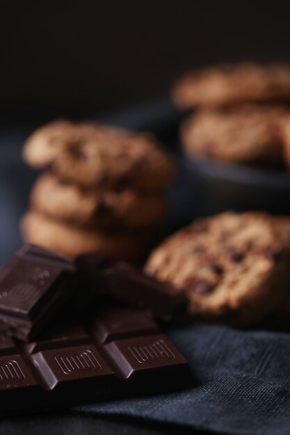 Free photo chocolate cookies with chocolate chips