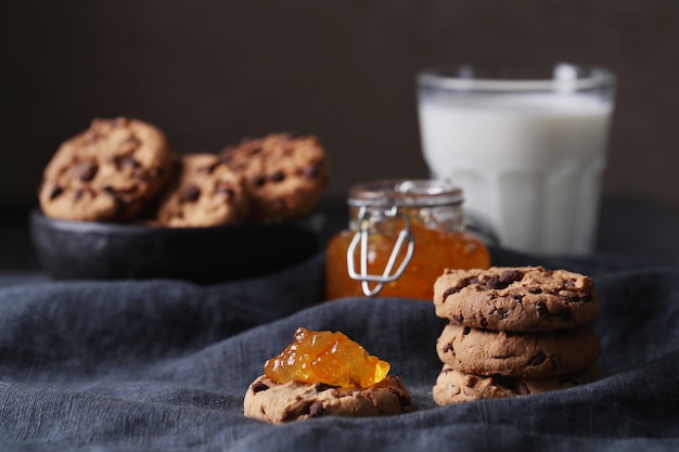 Free photo chocolate cookies with chocolate chipss