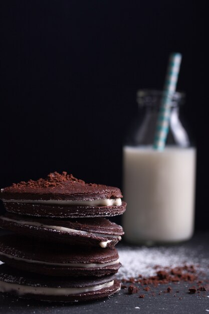 Chocolate cookies with cream