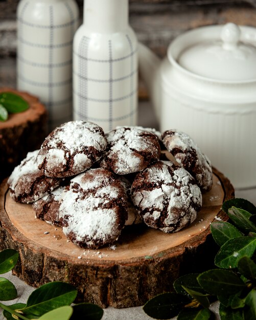 Biscotti al cioccolato con polvere bianca