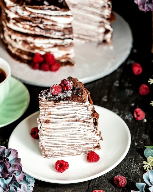 チョコレートとラズベリーで飾られたチョコレートクレープケーキ