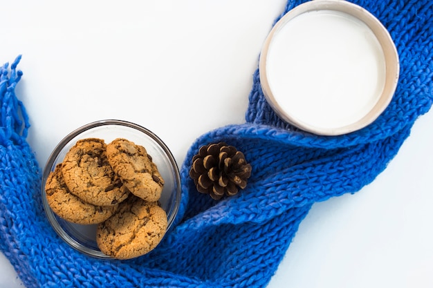 Free photo chocolate crumbs cookies with milk