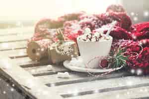 Foto gratuita tazza di cioccolato con marshmallow e decorazioni natalizie