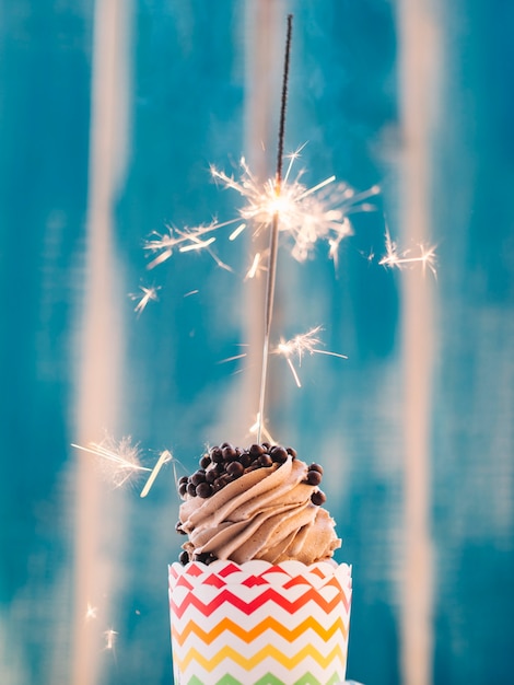 Foto gratuita cupcake al cioccolato con sparkler