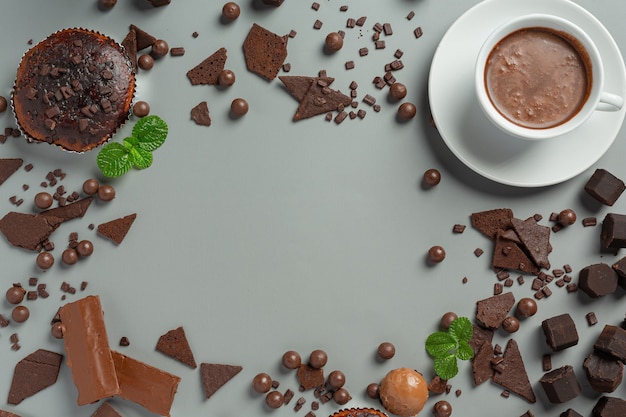 Cioccolato sulla superficie scura. concetto di giornata mondiale del cioccolato