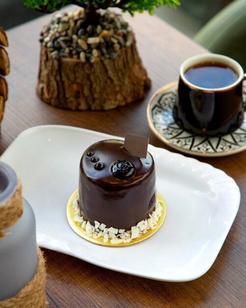 шоколадный десерт на столе