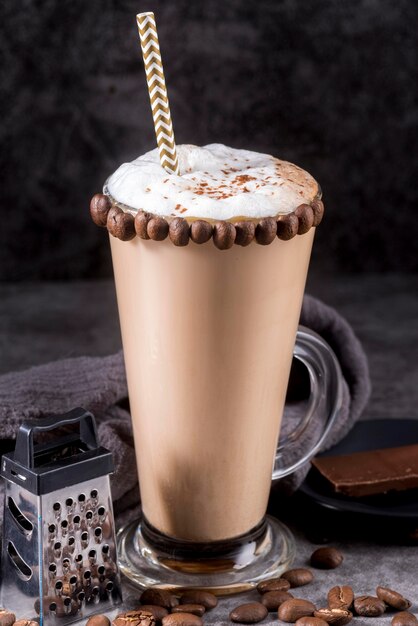 원두 커피와 짚 초콜릿 디저트