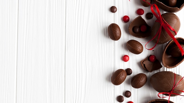 Foto gratuita uova di cioccolato e caramelle