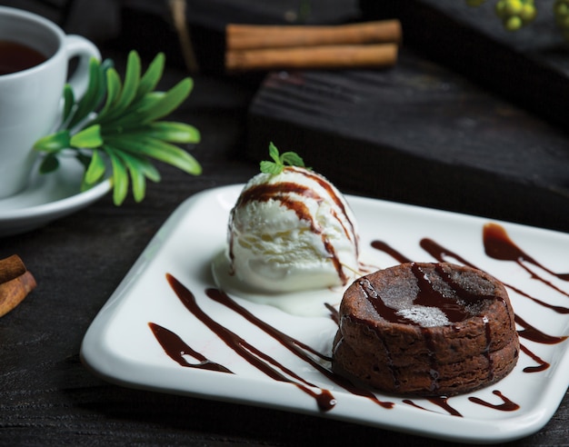 Foto gratuita fonduta di cioccolato con pallina di gelato