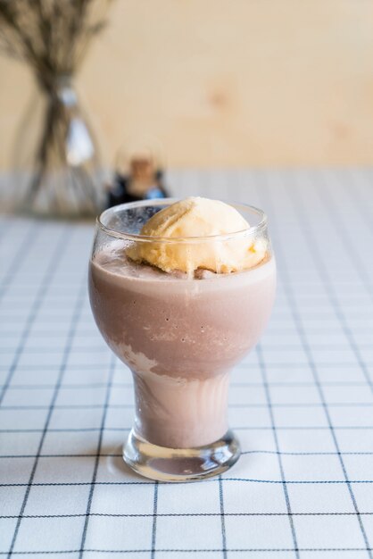 バニラアイスクリーム入りチョコレートフラッペ