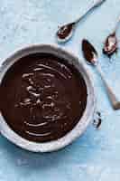 Бесплатное фото Шоколадный ганаш размешивают в миске