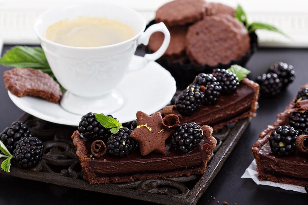 Шоколадный тарт с ганашем и ежевикой
