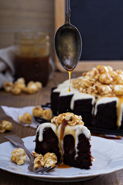 Free photo chocolate ginger pear cake with cream cheese glaze