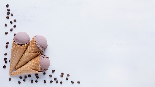 白い背景の上のチョコレートアイスクリームコーン
