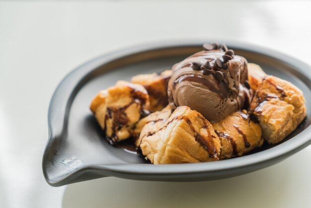 Free photo chocolate ice-cream toast