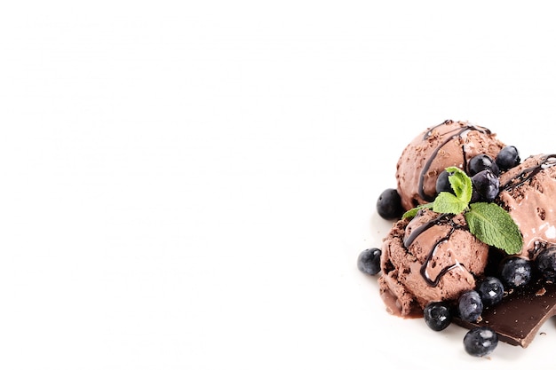 Free photo chocolate ice cream with blackberries