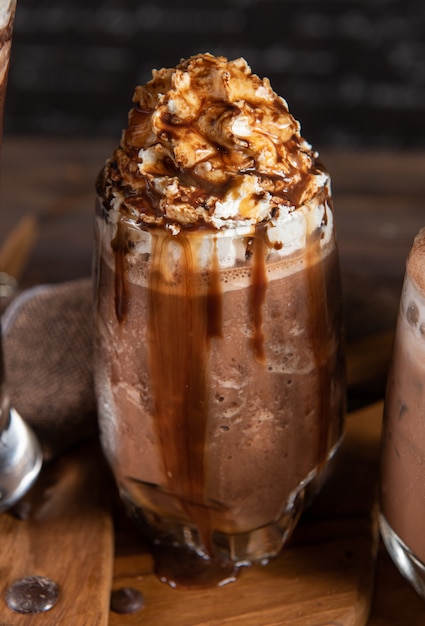 Foto gratuita frappè al cioccolato con panna montata e caramello