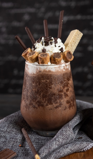 Шоколадный молочный коктейль со взбитыми сливками