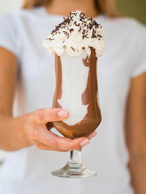 Бесплатное фото Шоколадный молочный коктейль со взбитыми сливками