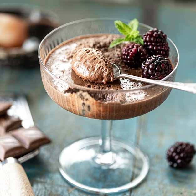 Бесплатное фото Шоколадный мусс в стеклянном стакане со свежими чернилами и мятой