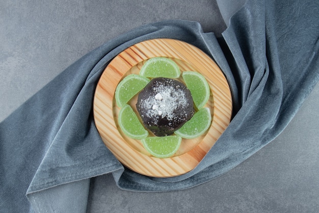 Free photo chocolate muffin with fruit jelly candies